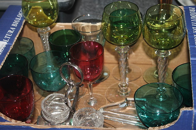 Appraisal: A COLLECTION OF COLOURED GLASSES a cruet set on a