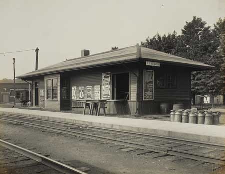 Appraisal: PENNSYLVANIA RAILROAD Pair of albums containing more than photographs depicting