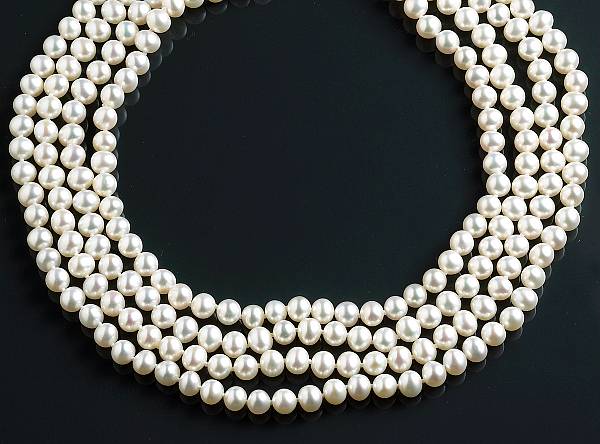 Appraisal: A freshwater cultured pearl necklace cultured pearls measuring approximately to