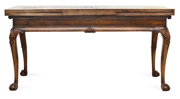 Appraisal: A QUEEN ANNE STYLE WALNUT EXTENSION DINING TABLE TH CENTURY