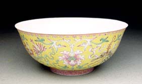 Appraisal: ANTIQUE PORCELAIN BOWL Antique Chinese Famille Rose porcelain bowl with