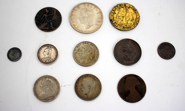 Appraisal: A SMALL QUANTITY OF SILVER AND OTHER COINAGE to include