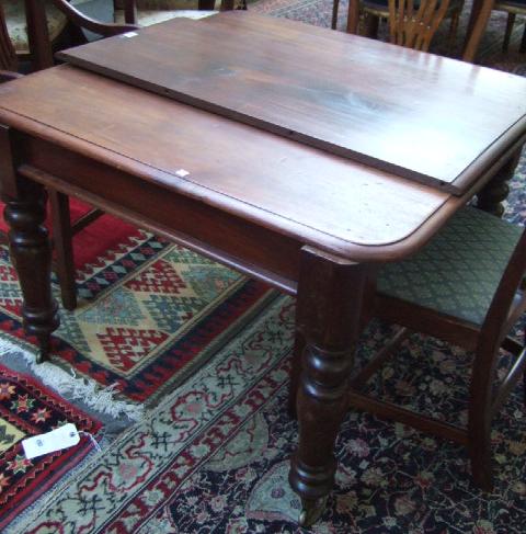 Appraisal: A Victorian mahogany extending dining table the thumb moulded top