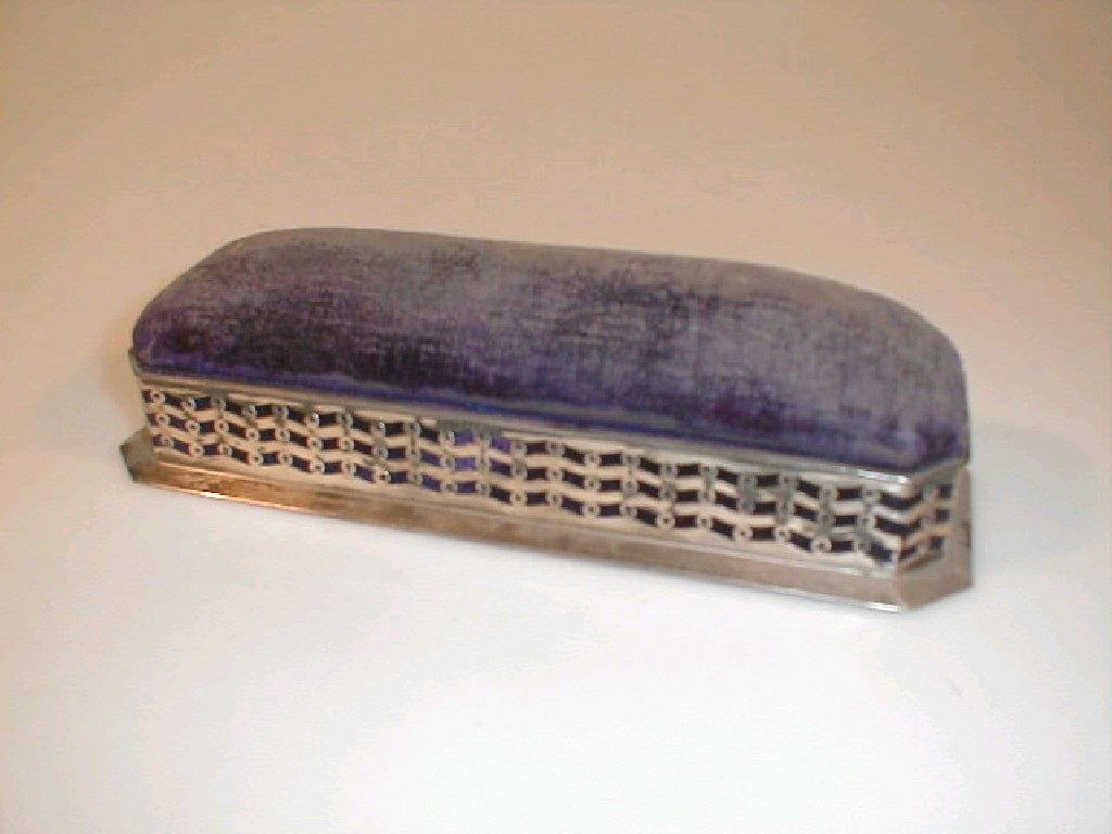 Appraisal: An Edward VII silver trinket box oblong with a padded