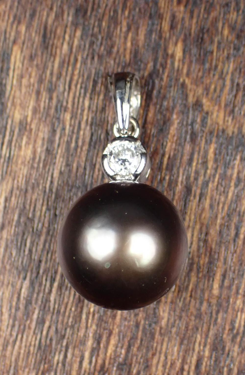 Appraisal: TAHITIAN PEARL DIAMOND AND FOURTEEN KARAT GOLD PENDANT with a