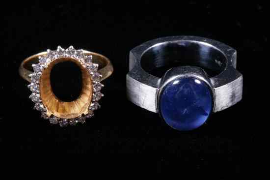 Appraisal: K WHITE GOLD AND STAR SAPPHIRE RING Oval star sapphire