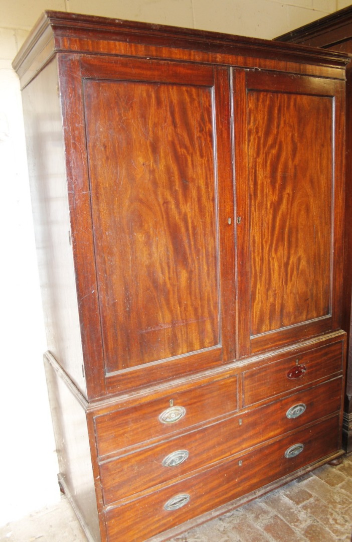 Appraisal: A George III mahogany linen press the upper section with