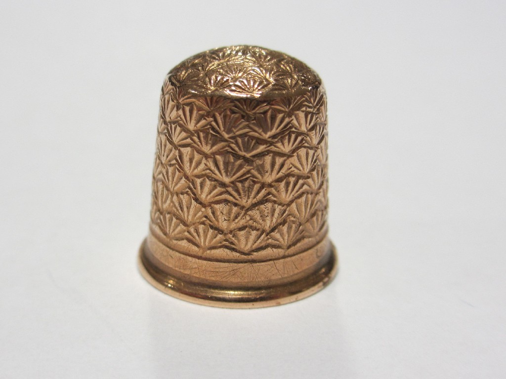 Appraisal: Nine carat gold thimble in original box