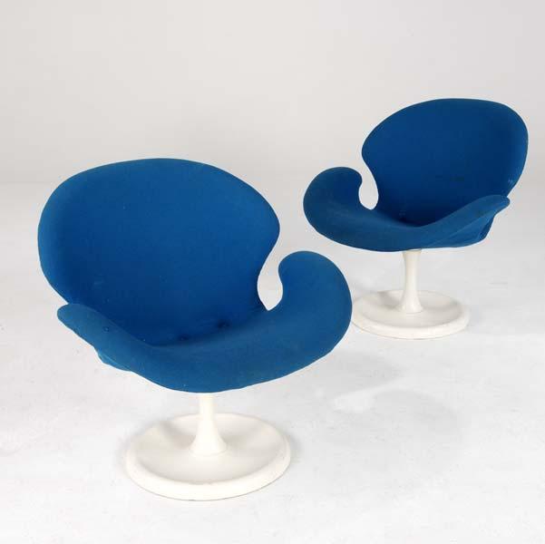 Appraisal: MODERN Pair of chairs in the style of Arne Jacobsen