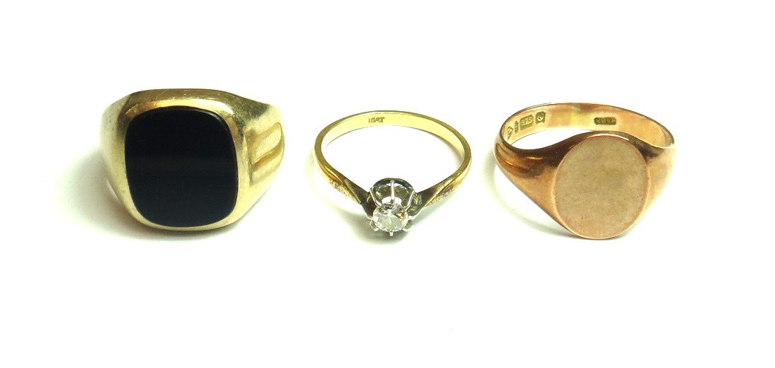 Appraisal: A gold and diamond set single stone ring claw set