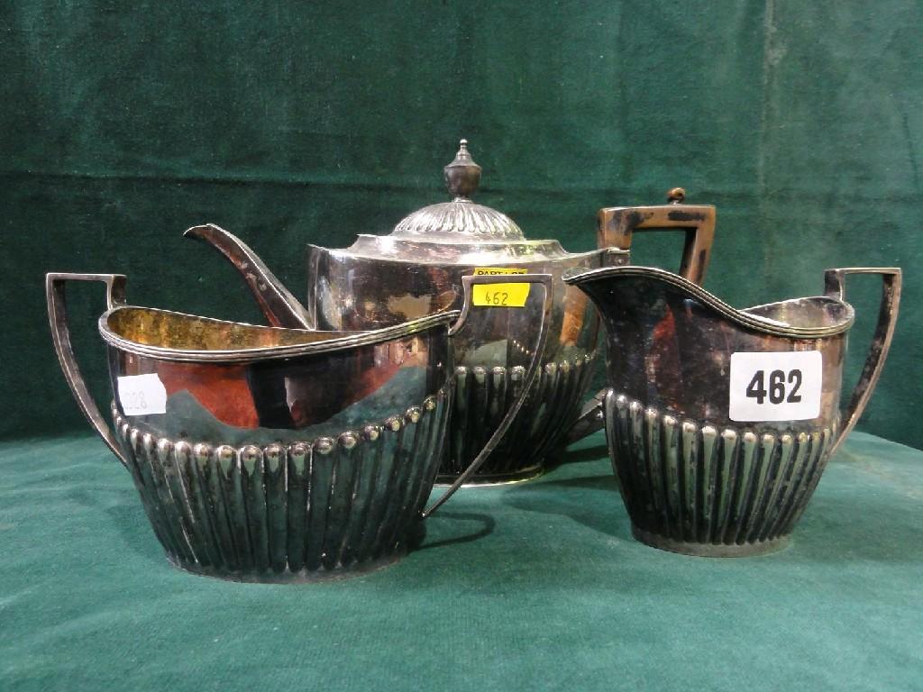 Appraisal: A Mappin Brothers silver plated teapot with gadrooned lower section