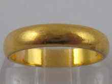 Appraisal: A yellow metal tests carat gold band ring approx mm