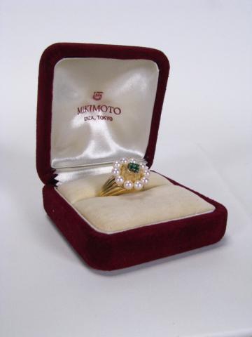 Appraisal: Mikimoto K yellow gold ring with pearl and four emerald