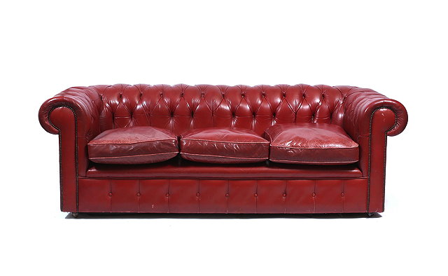 Appraisal: A RED LEATHER BUTTON UPHOLSTERED CHESTERFIELD SETTEE cm wide