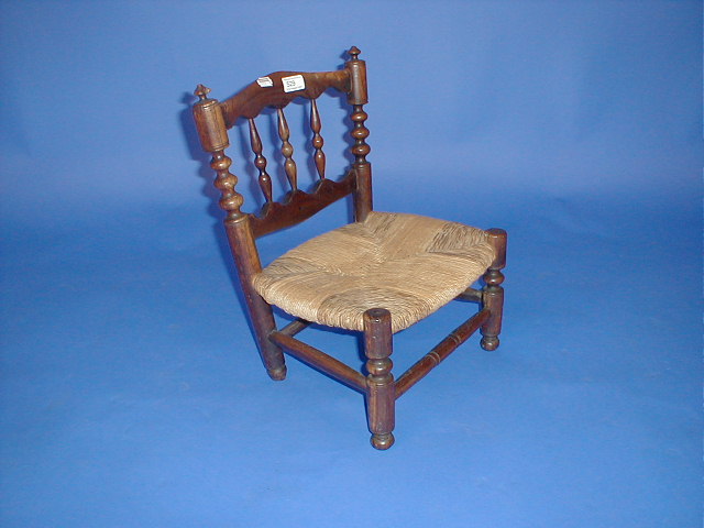 Appraisal: An early thC elm child's chair with rush seat