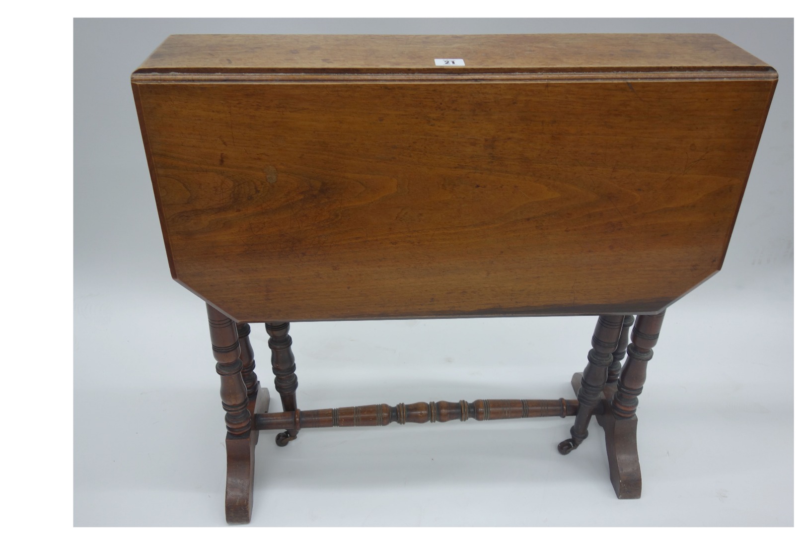 Appraisal: An Edwardian walnut Sutherland table on turned dual end standards