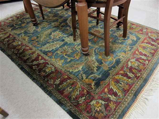 Appraisal: HAND KNOTTED ORIENTAL AREA RUG Indo-Persian overall foliate design on