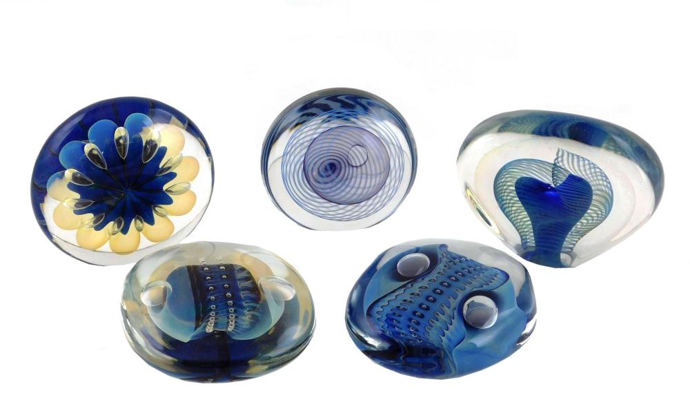 Appraisal: ART GLASS Five disc form paperweights by Robert Eickholt all