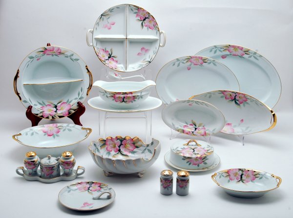 Appraisal: Lot of serving pieces in the Azalea pattern by Noritake