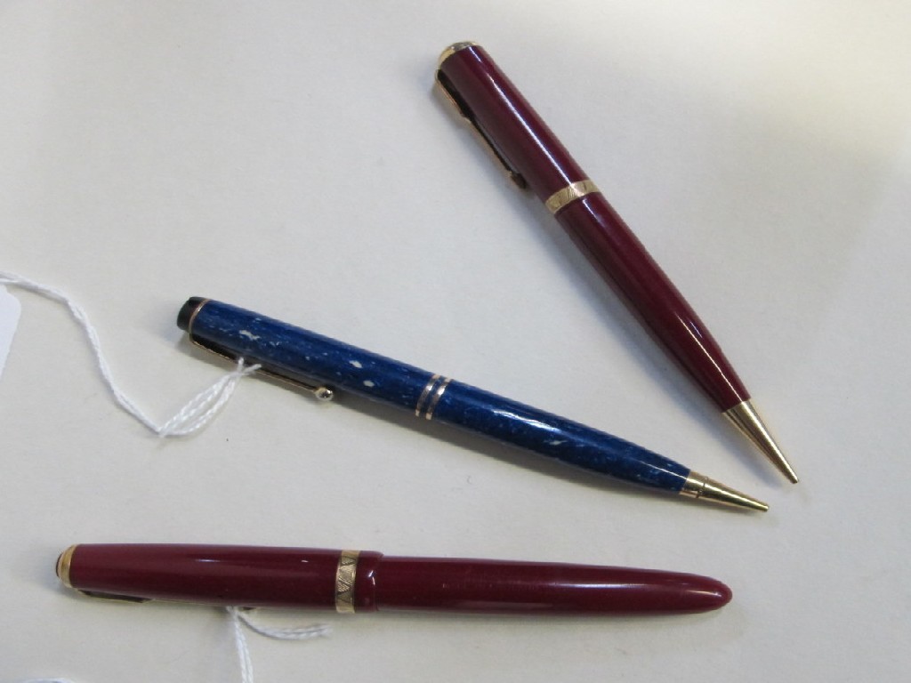 Appraisal: Lot comprising Parker Duofold pen and pencil set and a