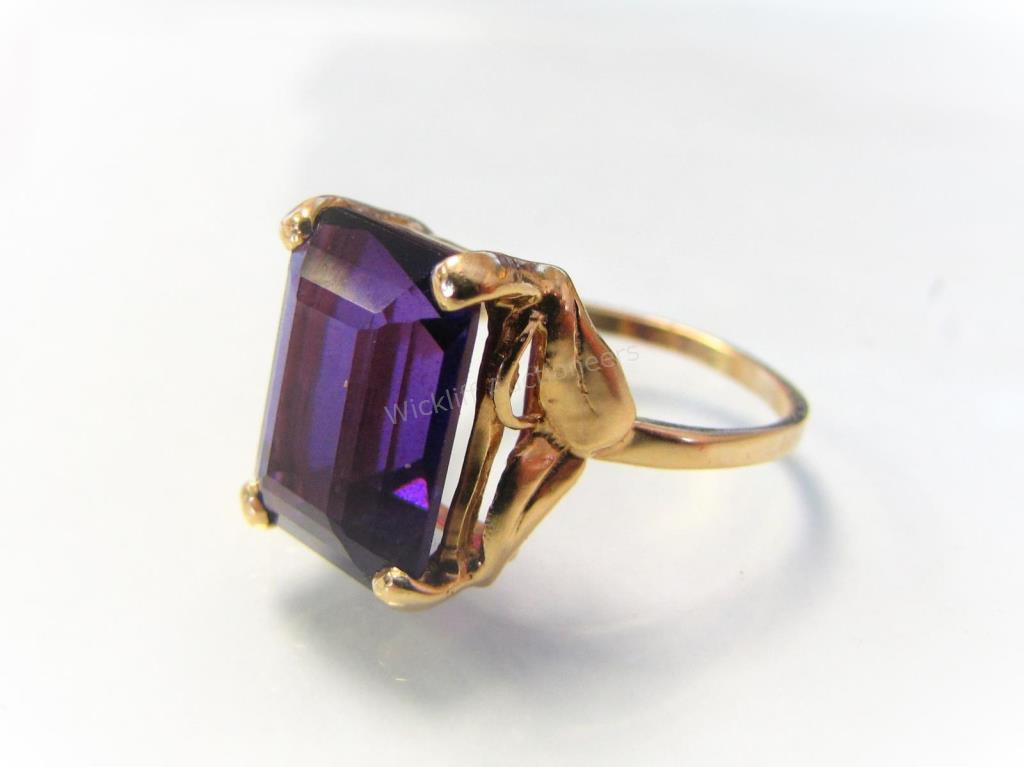 Appraisal: A K yellow gold fashion ring with an emerald cut