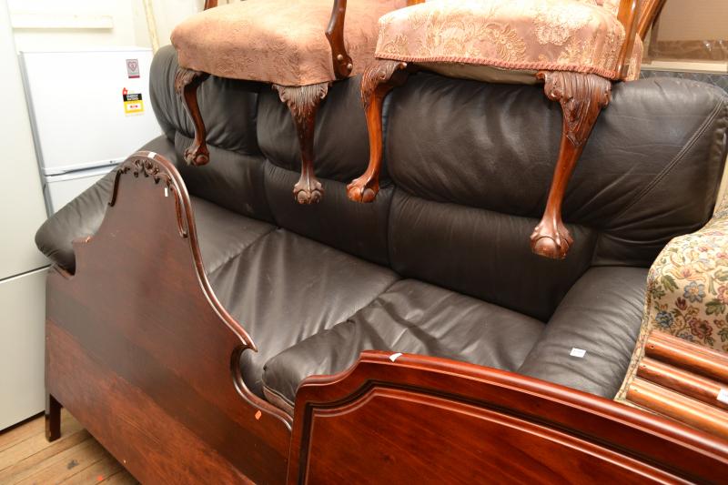 Appraisal: A THREE PIECE BLACK LEATHER LOUNGE SUITE A THREE PIECE