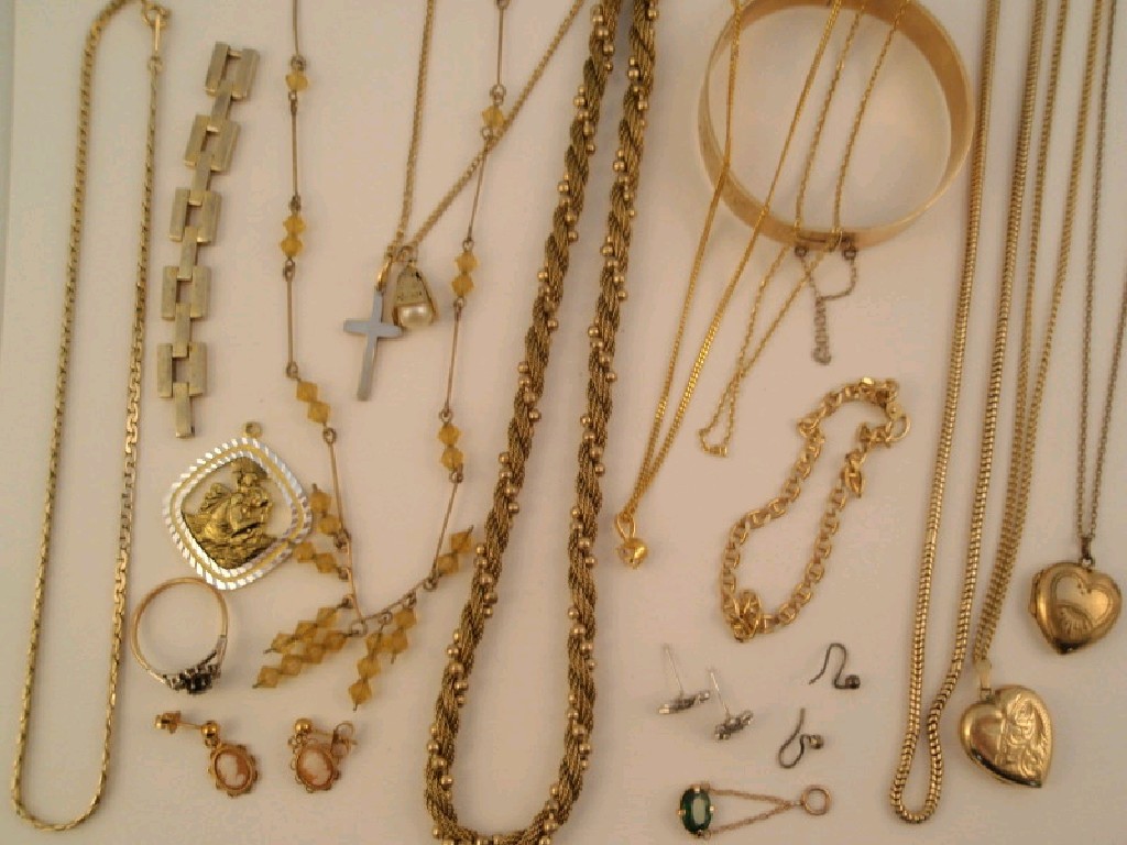 Appraisal: A small selection of costume jewellery