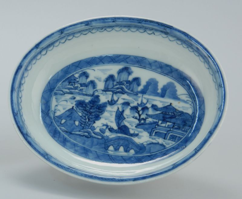 Appraisal: OVAL CHINESE EXPORT CANTON PORCELAIN SERVING DISH th CenturyWith blue