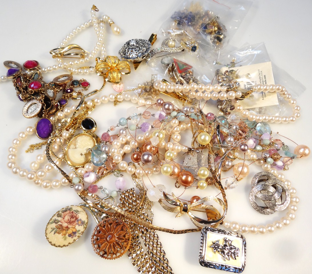 Appraisal: Various costume jewellery faux pearls to include necklace yellow metal