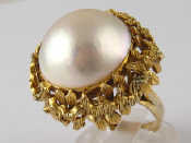 Appraisal: A yellow metal tests carat gold mabe cultured pearl ring