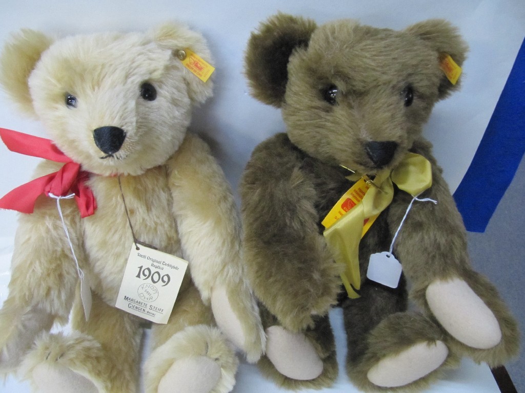 Appraisal: Lot comprising two modern Steiff teddy bears