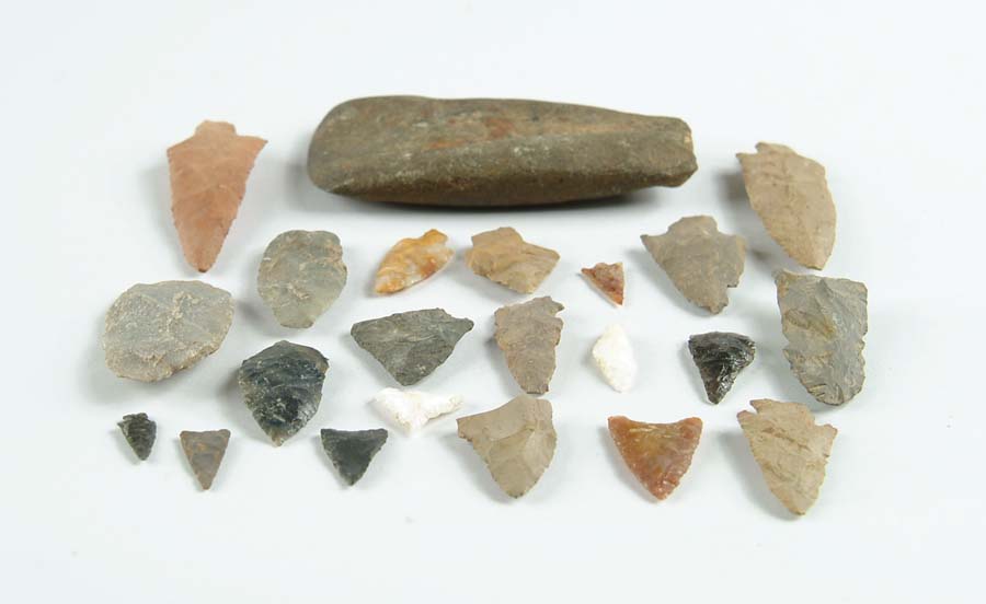 Appraisal: SMALL INDIAN ARROWHEAD COLLECTION Mostly Northeast points including quartz chirt