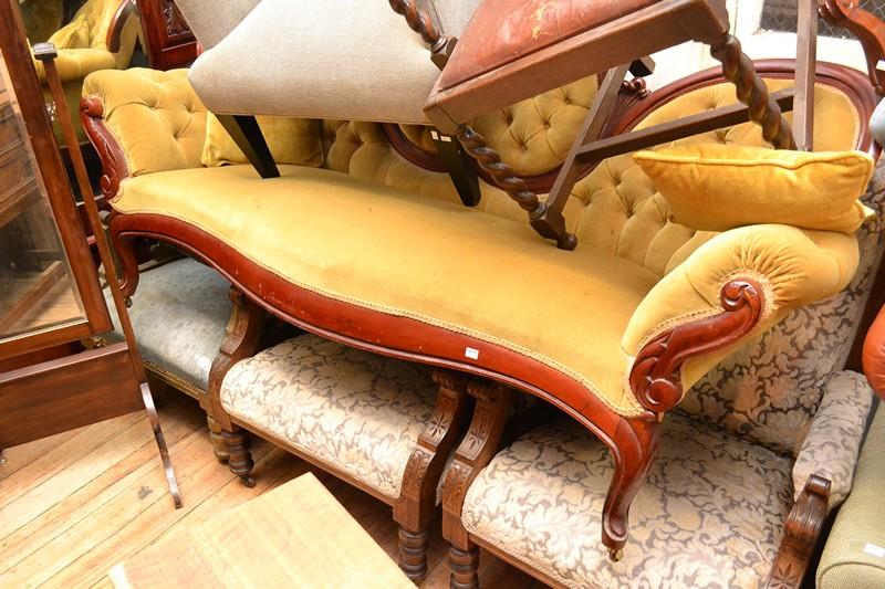 Appraisal: A VICTORIAN BUTTONBACK CHAISE IN GOLDEN UPHOLSTERY A VICTORIAN BUTTONBACK