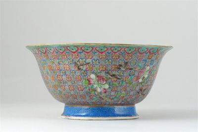 Appraisal: A Chinese famille rose bowl decorated on the exterior with