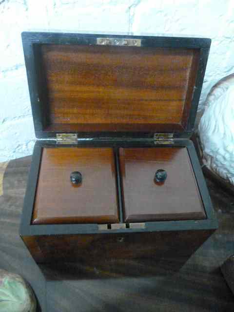 Appraisal: A VICTORIAN WALNUT TEA CADDY with twin divisional interior and