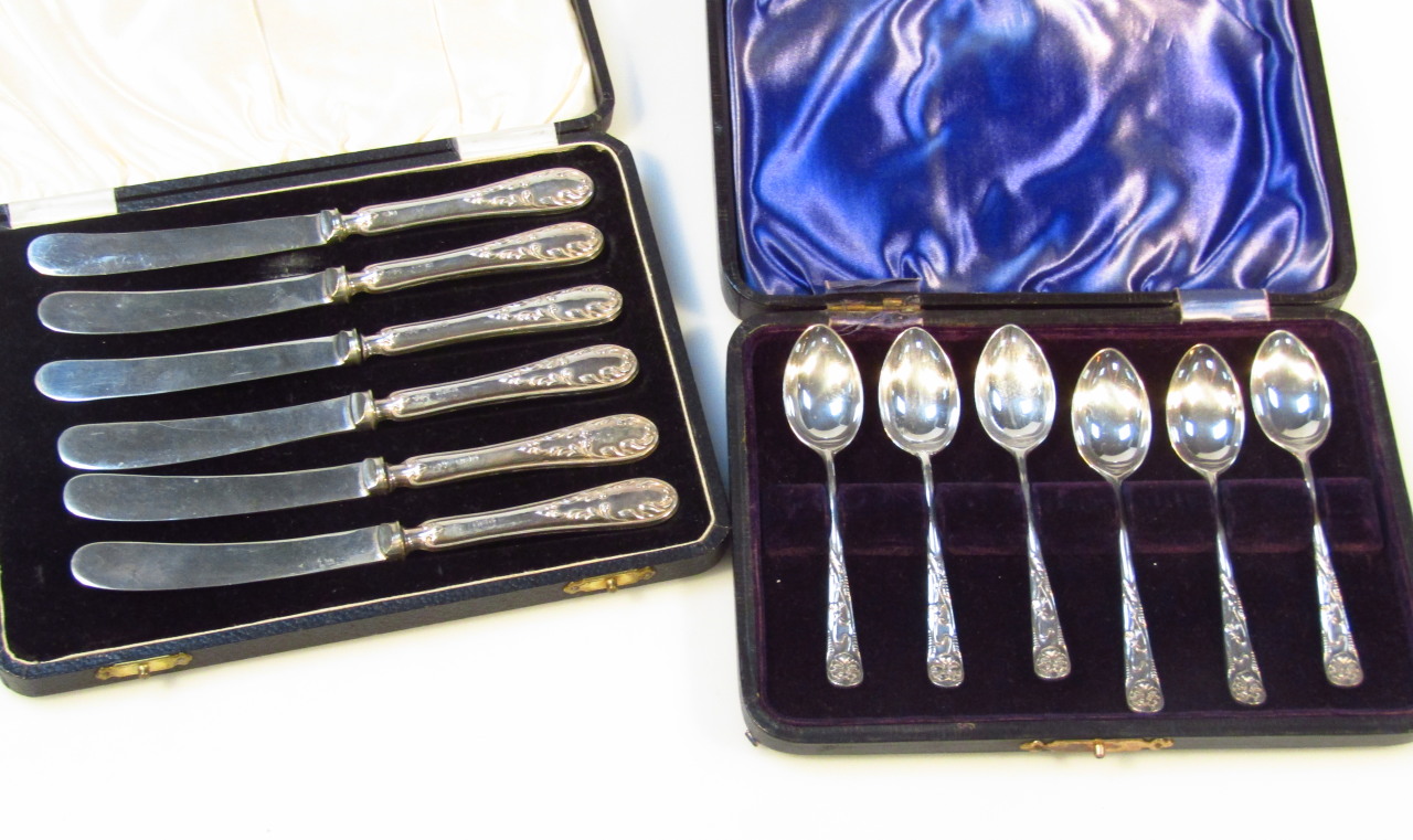 Appraisal: A set of six Edwardian silver teaspoons with elaborate Art