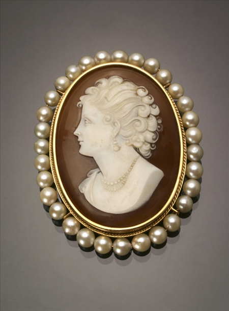 Appraisal: -Karat Yellow-Gold Shell Cameo and Cultured Pearl Pendant Brooch Having