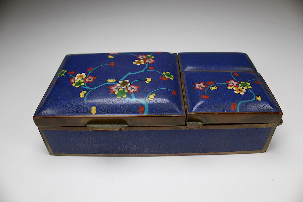 Appraisal: th C Chinese Cloisonne Box th C Chinese Cloisonne Box