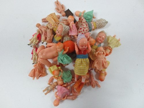 Appraisal: A quantity of small plastic dolls and dolls' parts