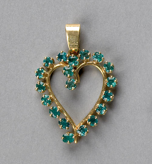 Appraisal: Emerald heart shaped K yellow gold pendant with square asher