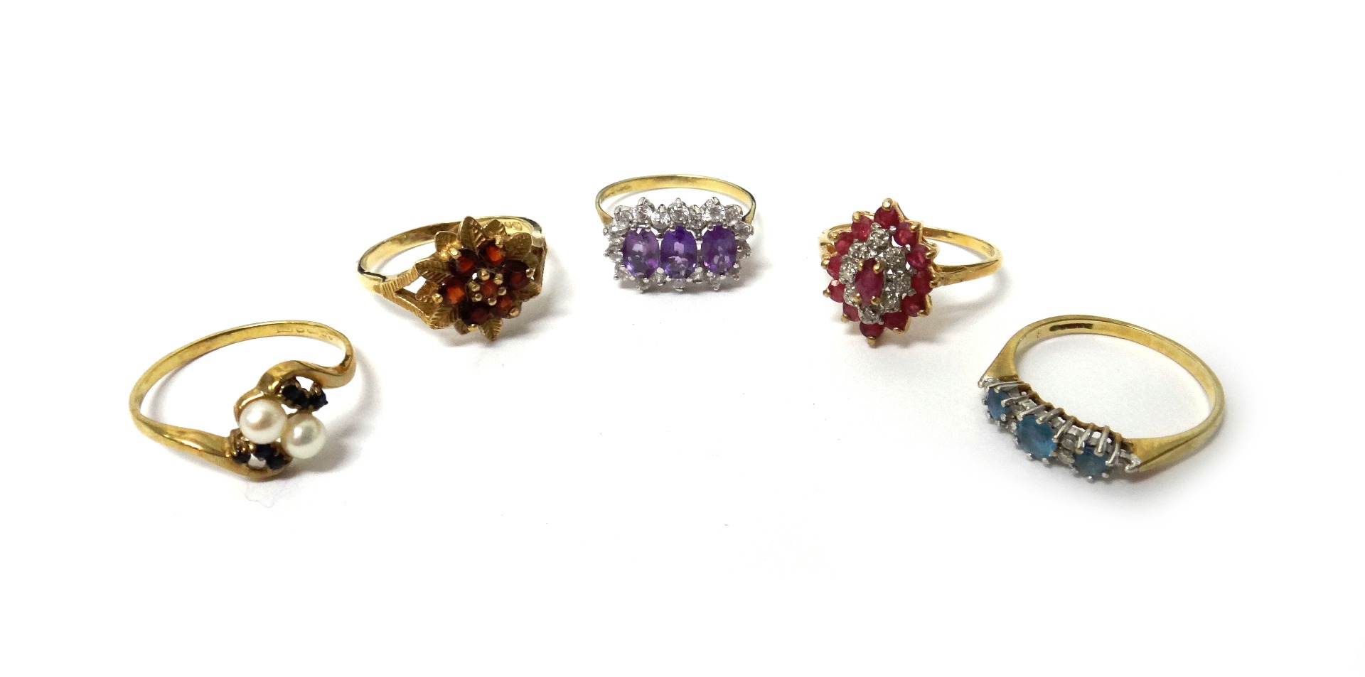 Appraisal: A ct gold and garnet set cluster ring designed as