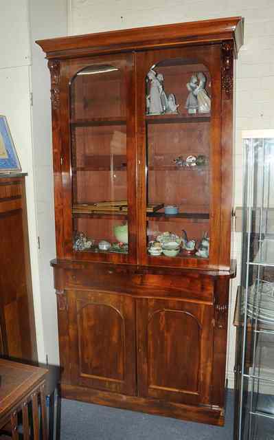 Appraisal: A VICTORIAN MAHOGANY BOOKCASE CABINET the upper section with arching