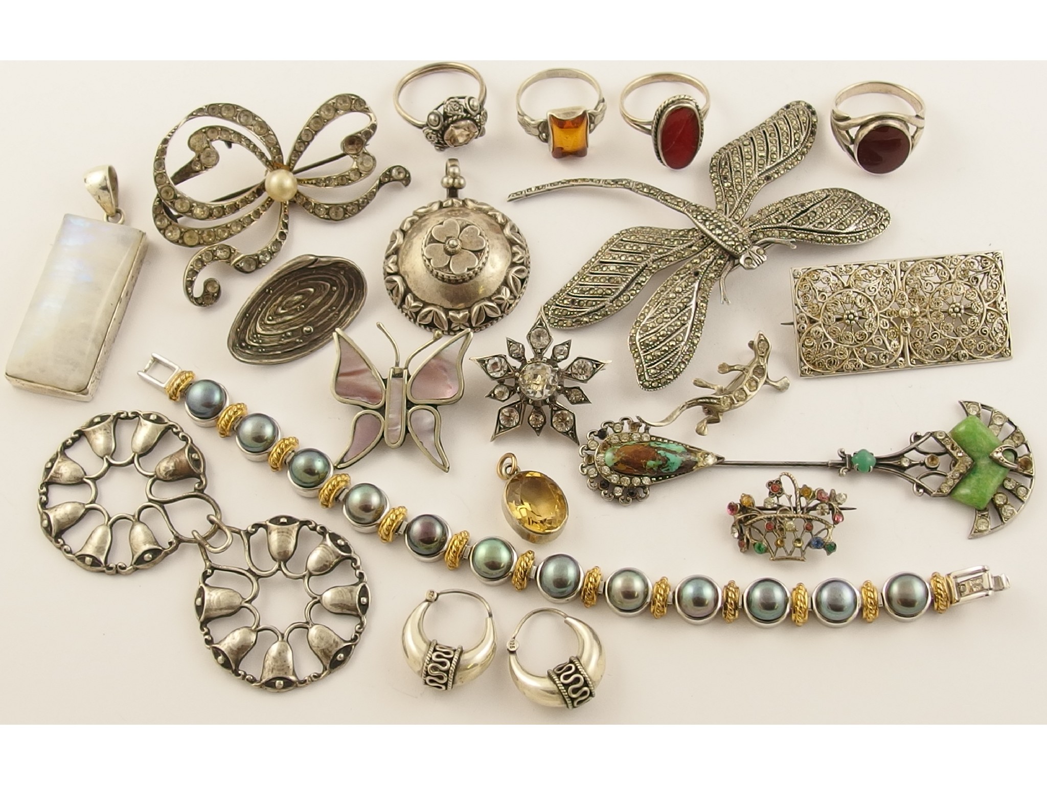 Appraisal: A good collection of vintage silver and white metal items