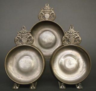 Appraisal: Pewter porringers Three early th century Pewter porringers Having Crown