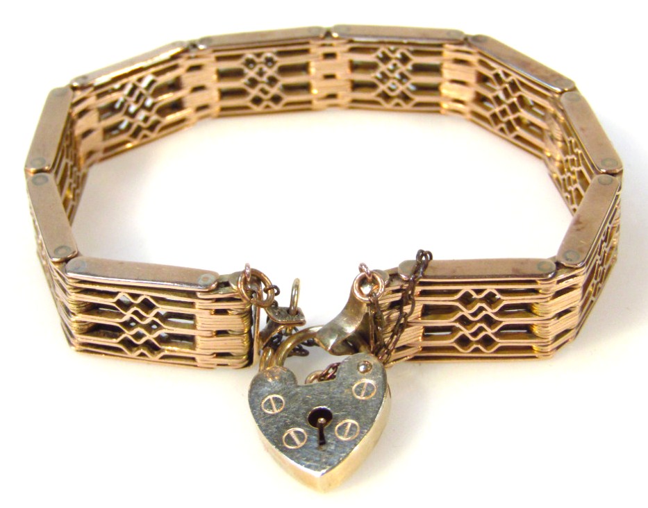 Appraisal: A ct gold gate bracelet with heart shaped clasp cm