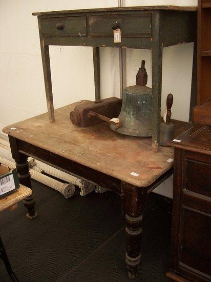 Appraisal: A pine table the rounded rectangular top above an end