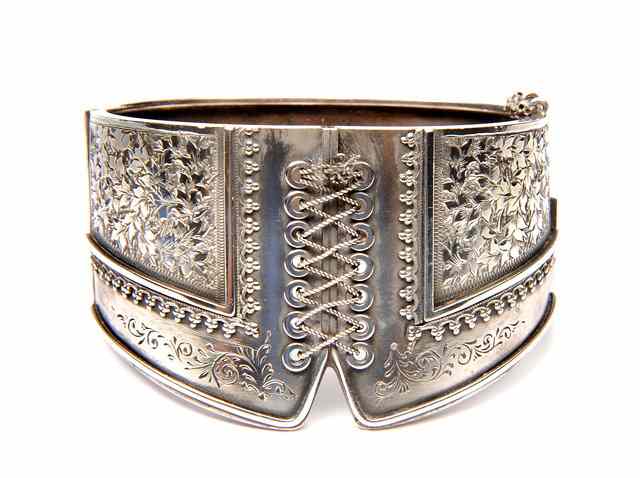 Appraisal: A VICTORIAN SILVER HINGED BANGLE in the form of lace