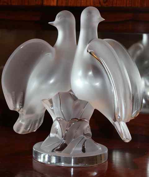 Appraisal: A LALIQUE GLASS SCULPTURE in the form of two doves