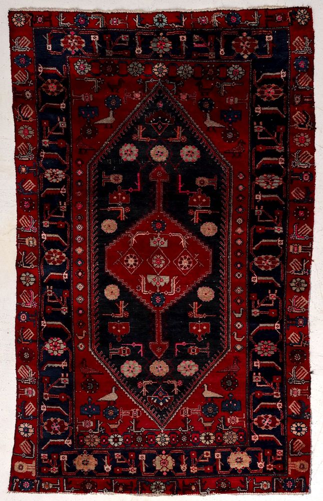 Appraisal: A LATE TH CENTURY PERSIAN HAMADAN RUG The hand knotted