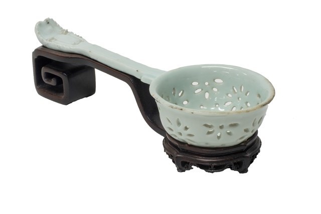 Appraisal: A rare Chinese pierced white-glazed porcelain ladle Qianlong the deep